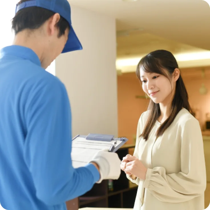 お客様に説明する相場屋のスタッフ