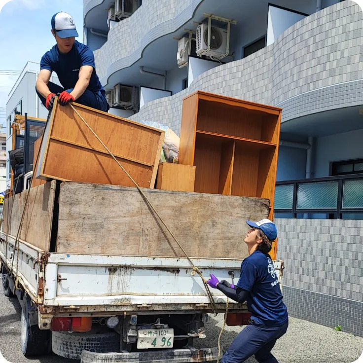 トラックへ家具を積み込むスタッフ