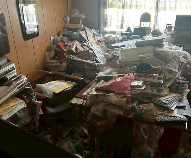 足の踏み場のないお部屋の全面片付けの作業前
