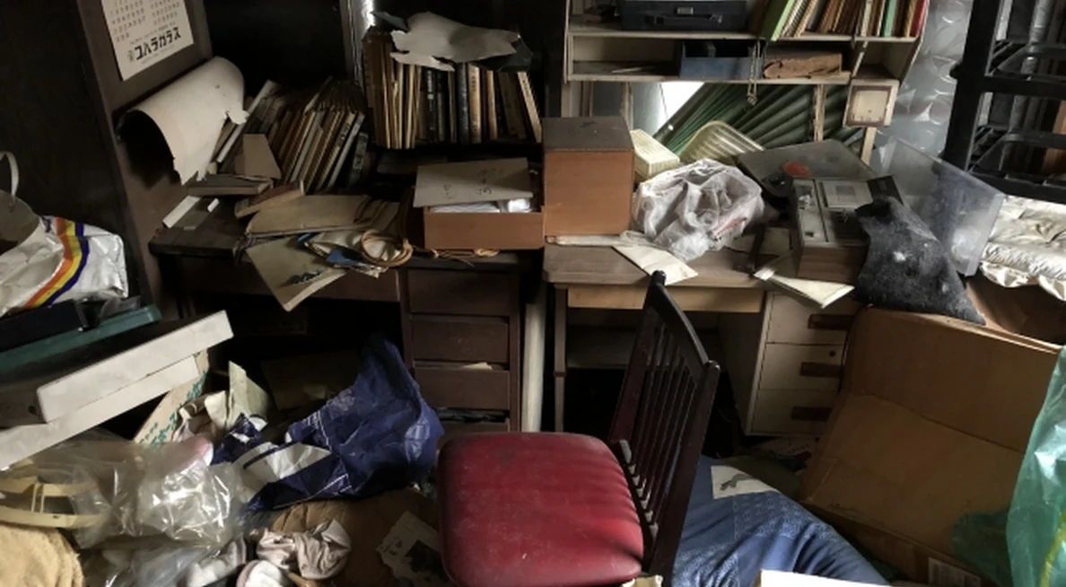 不用品が積み上がったゴミ屋敷の室内