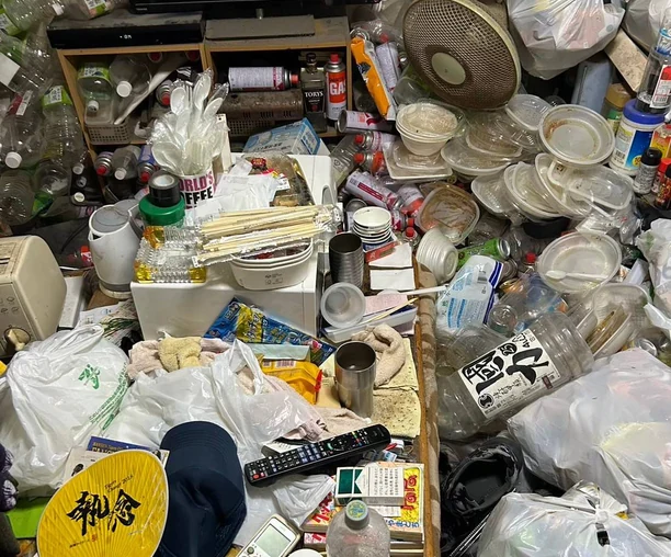 大量の残置物を伴うお部屋の特殊清掃の作業前